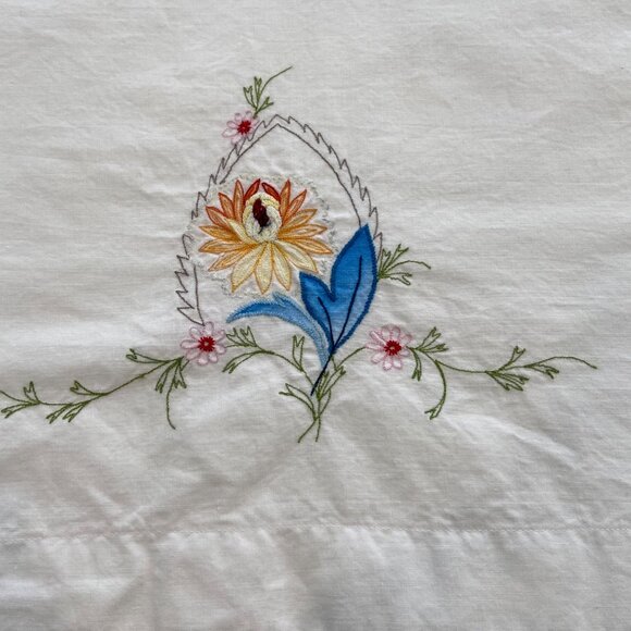 Vintage pillow cases Floral Embroidered White 100% cotton Cottagecore  bedding - Picture 4 of 15
